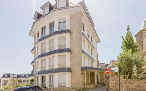 Le Clémenceau: Edificio, Ventana, Barrio Residencial, Fachada, Arquitectura, Casa, Casa, Techo, Departamento, Ventana De Guillotina