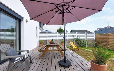 Le Guilvinec: Mueble, Mueble Para Exteriores, Silla, Jardín, Manchas De Madera, Césped, Madera Dura, Sombra, Patio Interior