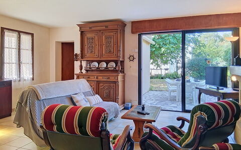 Arceau 3: Mueble, Mueble Para Exteriores, Silla, Jardín, Manchas De Madera, Césped, Madera Dura, Sombra, Patio Interior