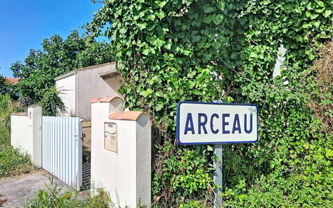 Arceau 3: Mueble, Mueble Para Exteriores, Silla, Jardín, Manchas De Madera, Césped, Madera Dura, Sombra, Patio Interior