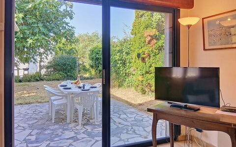Arceau 3: Mueble, Mueble Para Exteriores, Silla, Jardín, Manchas De Madera, Césped, Madera Dura, Sombra, Patio Interior
