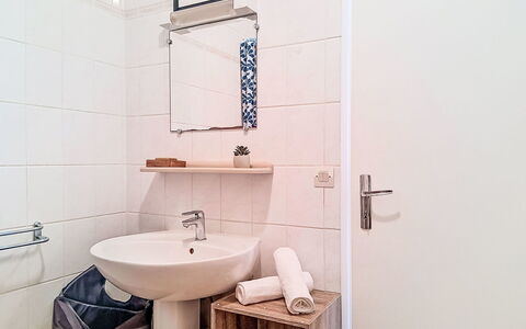 Le Canot: Mueble, Mueble Para Exteriores, Silla, Jardín, Manchas De Madera, Césped, Madera Dura, Sombra, Patio Interior