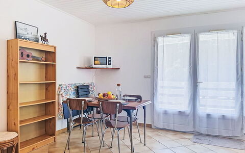 Le Canot: Mueble, Mueble Para Exteriores, Silla, Jardín, Manchas De Madera, Césped, Madera Dura, Sombra, Patio Interior