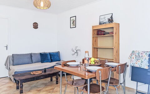 Le Canot: Mueble, Mueble Para Exteriores, Silla, Jardín, Manchas De Madera, Césped, Madera Dura, Sombra, Patio Interior