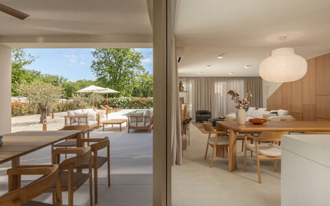 Ruma: Mueble, Mueble Para Exteriores, Silla, Jardín, Manchas De Madera, Césped, Madera Dura, Sombra, Patio Interior