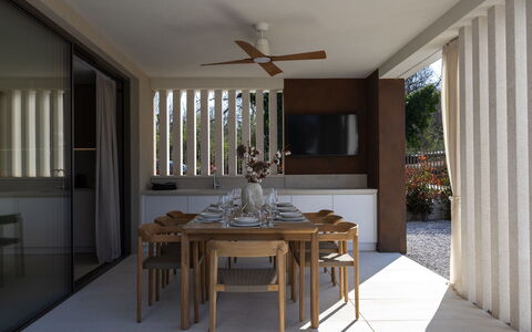 Arda: Mueble, Mueble Para Exteriores, Silla, Jardín, Manchas De Madera, Césped, Madera Dura, Sombra, Patio Interior