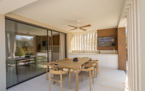 Nara: Mueble, Mueble Para Exteriores, Silla, Jardín, Manchas De Madera, Césped, Madera Dura, Sombra, Patio Interior