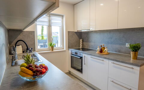 Lili: Mostrador, Cocina, Aparato De Cocina, Diseño De Interiores, Electrodoméstico, Piso, Gabinetes, Electrodoméstico, Mueble, Madera