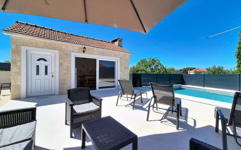 Lili: Piscina, Barrio Residencial, Casa, Material Compuesto, Mueble Para Exteriores, Departamento, Recurso, Sombra, Inmuebles, Villa