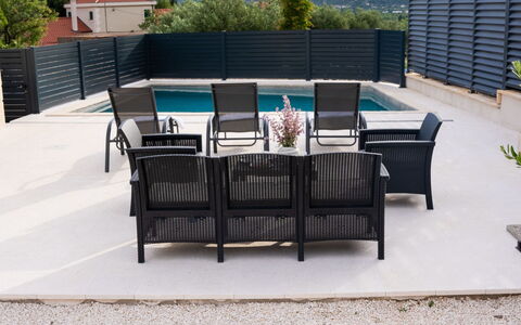Lili: Mueble, Mueble Para Exteriores, Silla, Jardín, Manchas De Madera, Césped, Madera Dura, Sombra, Patio Interior