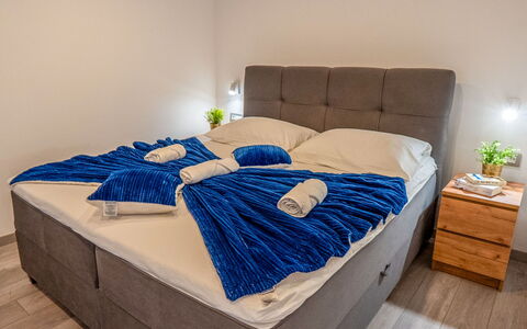 Lili: Mueble, Habitación, Piso, Cama, Suelo, Diseño De Interiores, Lecho, Habitación, Marco De La Cama, Sábana