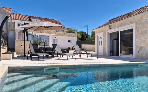 Lili: Piscina, Barrio Residencial, Material Compuesto, Recurso, Inmuebles, Mueble Para Exteriores, Villa, Loseta, Sombra, Losa