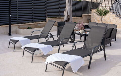 Lili: Mueble, Mueble Para Exteriores, Silla, Jardín, Manchas De Madera, Césped, Madera Dura, Sombra, Patio Interior