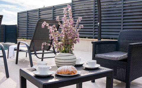 Lili: Mueble, Mueble Para Exteriores, Silla, Jardín, Manchas De Madera, Césped, Madera Dura, Sombra, Patio Interior