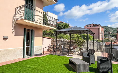 Daisy: Balcón, Departamento, Mueble Para Exteriores, Pretil, Planta De Casa, Patio, Porche, Hotel, Cerca, Recurso