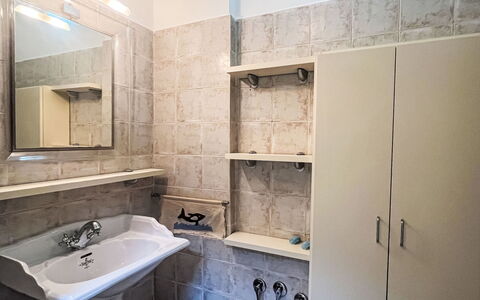 Daisy: Lavabo Del Baño, Arreglo De Tubería, Piso, Lavabo, Suelo, Diseño De Interiores, Grifo, Plomería, Baño, Mostrador