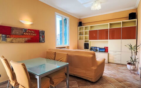 Daisy: Mueble, Diseño De Interiores, Piso, Pared, Suelo, Sofá, Madera, Techo, Habitación, Sala