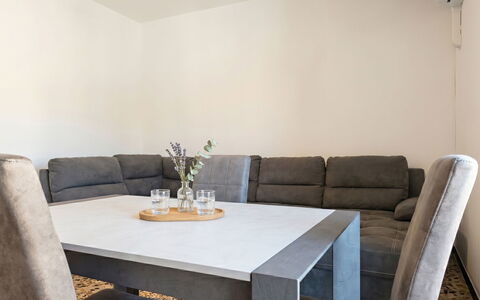 Dado: Mueble, Mueble Para Exteriores, Silla, Jardín, Manchas De Madera, Césped, Madera Dura, Sombra, Patio Interior