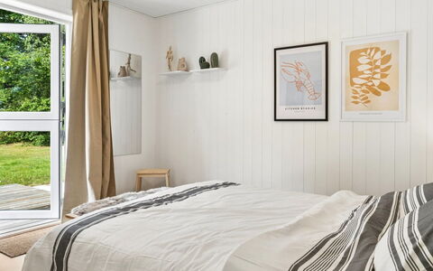 Antonie - 4.2Km from the Sea: Habitación, Madera, Diseño De Interiores, Mueble, Cama, Sábana, Linos, Lecho, Textil, Piso