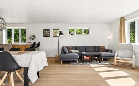 Antonie - 4.2Km from the Sea: Suelos De Madera, Piso, Diseño De Interiores, Suelo, Mueble, Madera, Suelo Laminado, Sala, Sofá, Casa