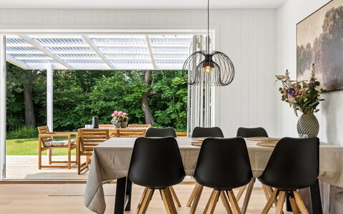 Antonie - 4.2Km from the Sea: Mueble, Diseño De Interiores, Madera, Piso, Cocina Y Comedor Mesa, Mesa, Silla, Techo, Lámpara, Comedor