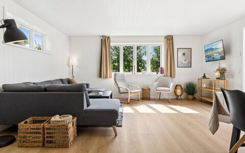 Antonie - 4.2Km from the Sea: Piso, Suelos De Madera, Madera, Suelo, Diseño De Interiores, Sala, Casa, Suelo Laminado, Mueble, Sofá