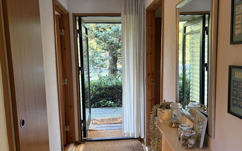 Siggi - 400M from the Sea: Madera, Diseño De Interiores, Piso, Puerta, Suelo, Casa, Inicio De La Puerta, Madera Dura, Manchas De Madera, Vaso