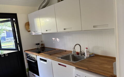 Siggi - 400M from the Sea: Cocina, Aparato De Cocina, Mostrador, Piso, Electrodoméstico, Madera, Diseño De Interiores, Fregadero, Gabinetes, Mueble