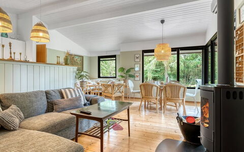 Siggi - 400M from the Sea: Mueble, Diseño De Interiores, Piso, Sofá, Madera, Techo, Suelo, Sala, Mesa, Lámpara