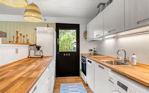Siggi - 400M from the Sea: Piso, Diseño De Interiores, Madera, Mostrador, Cocina, Suelo, Techo, Aparato De Cocina, Electrodoméstico, Mueble