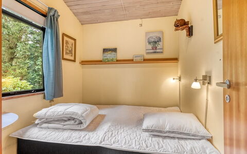 Siggi - 400M from the Sea: Cama, Diseño De Interiores, Habitación, Madera, Mueble, Sábana, Suelo, Piso, Habitación, Lecho