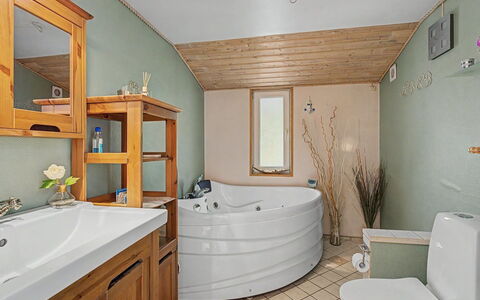 Birge - 600M from the Sea: Diseño De Interiores, Piso, Arreglo De Tubería, Mueble, Madera, Suelo, Techo, Baño, Habitación, Encendiendo