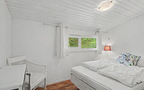 Birge - 600M from the Sea: Madera, Diseño De Interiores, Techo, Piso, Suelo, Habitación, Cama, Mueble, Casa, Habitación