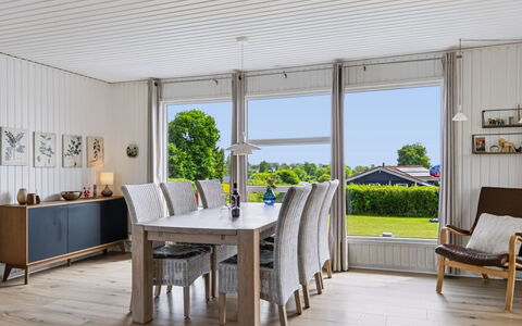 Snioulf - 800M from the Sea: Mueble, Diseño De Interiores, Piso, Madera, Suelo, Techo, Cocina Y Comedor Mesa, Comedor, Silla, Mesa