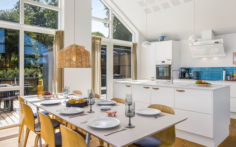 Andriette - 50M from the Sea: Mueble, Cocina, Diseño De Interiores, Mostrador, Piso, Madera, Techo, Silla, Cocina Y Comedor Mesa, Suelo