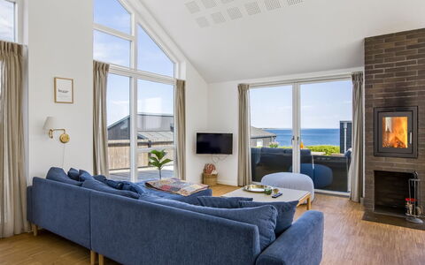 Andriette - 50M from the Sea: Mueble, Sofá, Piso, Diseño De Interiores, Suelo, Casa, Sala, Techo, Mar