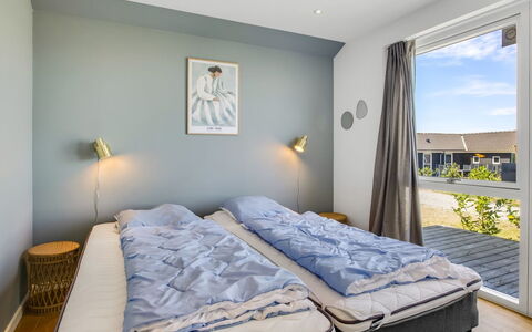 Andriette - 50M from the Sea: Habitación, Cama, Suelo, Sábana, Lecho, Casa, Linos, Marco De La Cama, Techo, La Luz Del Día