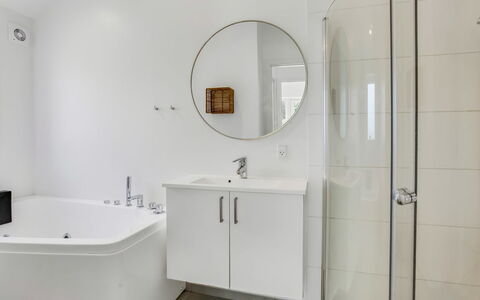 Andriette - 50M from the Sea: Arreglo De Tubería, Diseño De Interiores, Baño, Piso, Suelo, Grifo, Lavabo, Techo, Lavabo Del Baño, Plomería