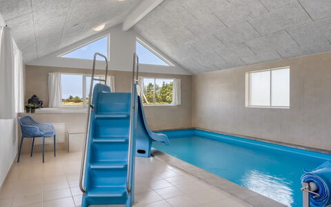 Ija - 1.3Km from the Sea: Piso, Suelo, Material Compuesto, Piscina, Tolva, Diseño, Escalera, Manchas De Madera, Recurso, Tobogán