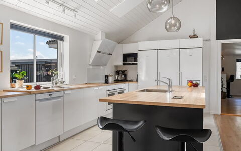 Ija - 1.3Km from the Sea: Mostrador, Cocina, Piso, Diseño De Interiores, Mueble, Madera, Techo, Gabinetes, Suelo, Lámpara