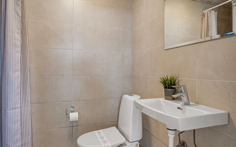 Ija - 1.3Km from the Sea: Baño, Asiento Del Baño, Baño, Arreglo De Tubería, Diseño De Interiores, Piso, Pared, Lavabo, Lavabo Del Baño, Suelo