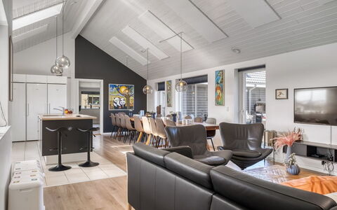 Ija - 1.3Km from the Sea: Madera, Techo, Diseño De Interiores, Sofá, Piso, Mueble, Casa, Sala, Suelo