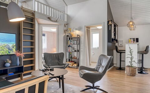 Ija - 1.3Km from the Sea: Mueble, Diseño De Interiores, Piso, Madera, Techo, Suelo, Silla, Departamento, Sala, Encendiendo
