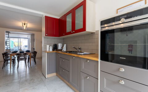 Villa Stil Genot with Terrace: Cocina, Mostrador, Aparato De Cocina, Gabinetes, Piso, Electrodoméstico, Diseño De Interiores, Madera, Mueble, Suelo