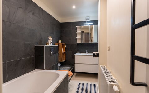 Villa Stil Genot with Terrace: Piso, Pared, Arreglo De Tubería, Suelo, Diseño De Interiores, Baño, Mueble De Baño, Grifo, Lavabo, Techo