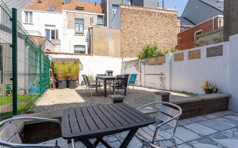 Villa Stil Genot with Terrace: Maceta, Mueble Para Exteriores, Silla, Planta De Casa, Mesa Al Aire Libre, Patio, Balcón, Patio, Loseta, Losa