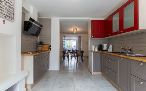 Villa Stil Genot with Terrace: Cocina, Mostrador, Piso, Diseño De Interiores, Mueble, Pared, Gabinetes, Madera, Suelo, Aparato De Cocina
