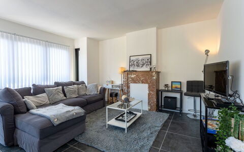 Centrally Located The Corner: Mueble, Diseño De Interiores, Sofá, Piso, Suelo, Madera, Techo, Sala, Habitación, Casa