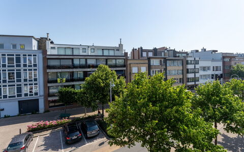 Centrally Located The Corner: Edificio, Tiempo De Día, Ventana, Departamento, Ciudad, Área Urbana, Barrio Residencial, Barrio, By, Fachada