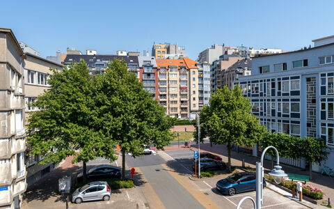 Centrally Located The Corner: Edificio, Tiempo De Día, Ciudad, Área Urbana, Ventana, Departamento, Barrio Residencial, By, Área Metropolitana, Fachada